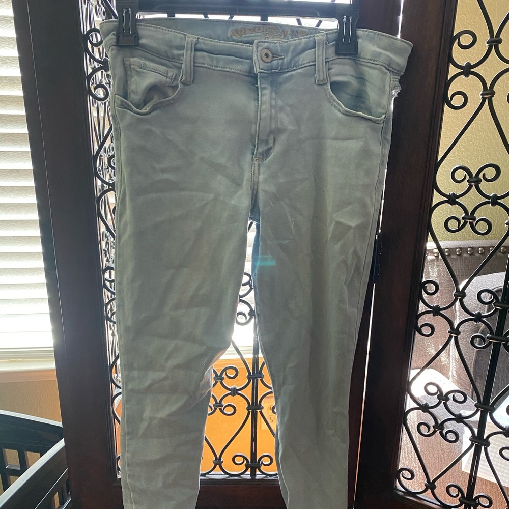 RIPPED LIGHTWASHED JEANS